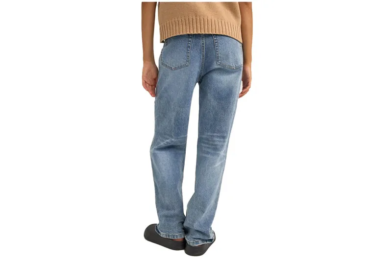 AU-DELÀ DES JEANS À JAMBE RELAXÉE