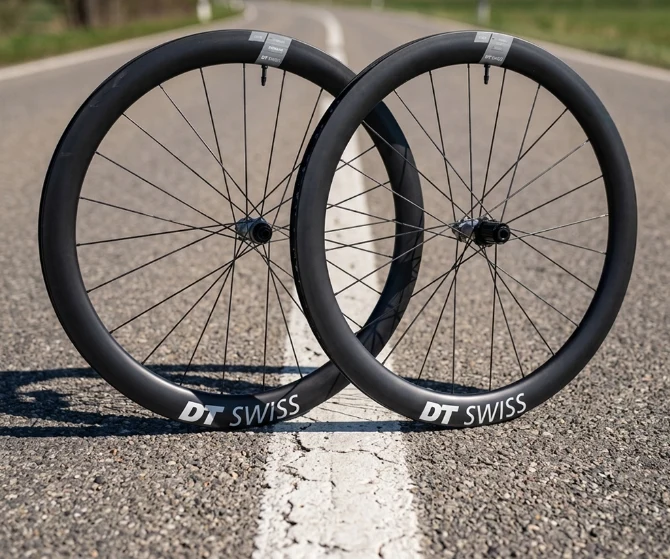 Paire de roues route DT Swiss ERC 1600 Spline Shimano + pneus offerts