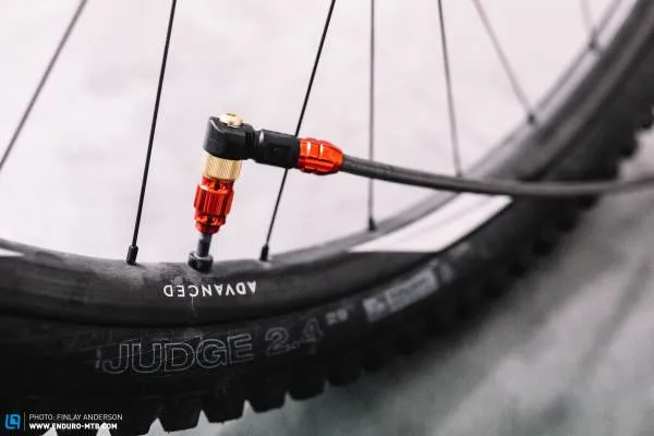 POMPE À PIED LEZYNE DIGITAL PRESSURE OVER DRIVE (MAX 220 PSI / 15 BAR) NOIR